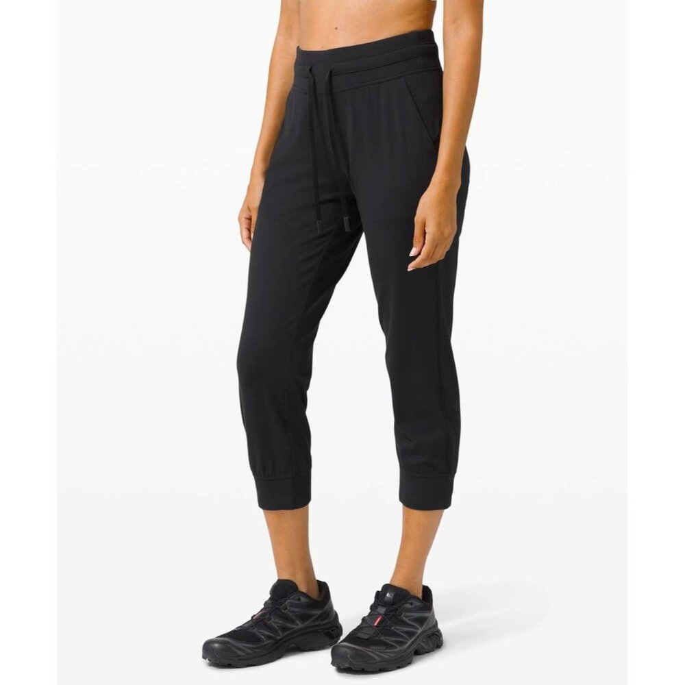 Lululemon Ready to Rulu Jogger Crop in Black Size 6